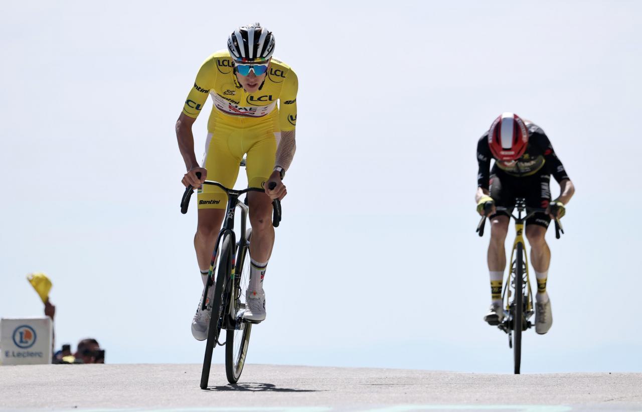 Jonas Vingegaard (r.) mit seinem Dauerrivalen Tadej Pogacar (l.) © ANSA / CHRISTOPHE PETIT TESSON