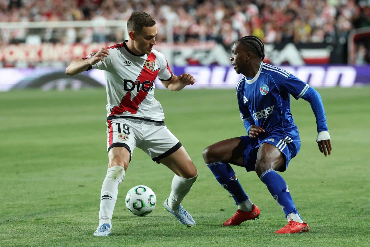 Jorge de Frutos (l.) hat mit Rayo Vallecano einen Heimsieg gelandet und ist am Donnerstag auswärts gefordert. © APA/afp / PIERRE-PHILIPPE MARCOU