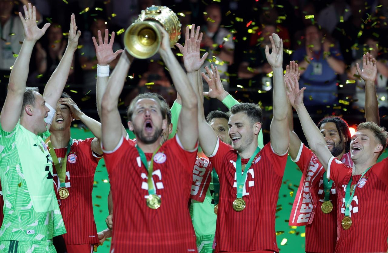 Kane stemmt den Pokal in die Höhe. © ANSA / CHRISTOPHER NEUNDORF