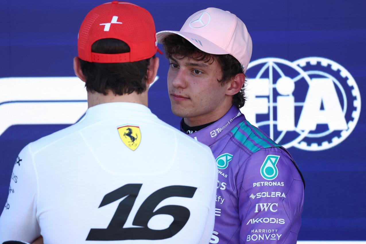 Kimi Antonelli (rechts) im Gespräch mit Charles Leclerc. © APA/afp / CHARLY TRIBALLEAU