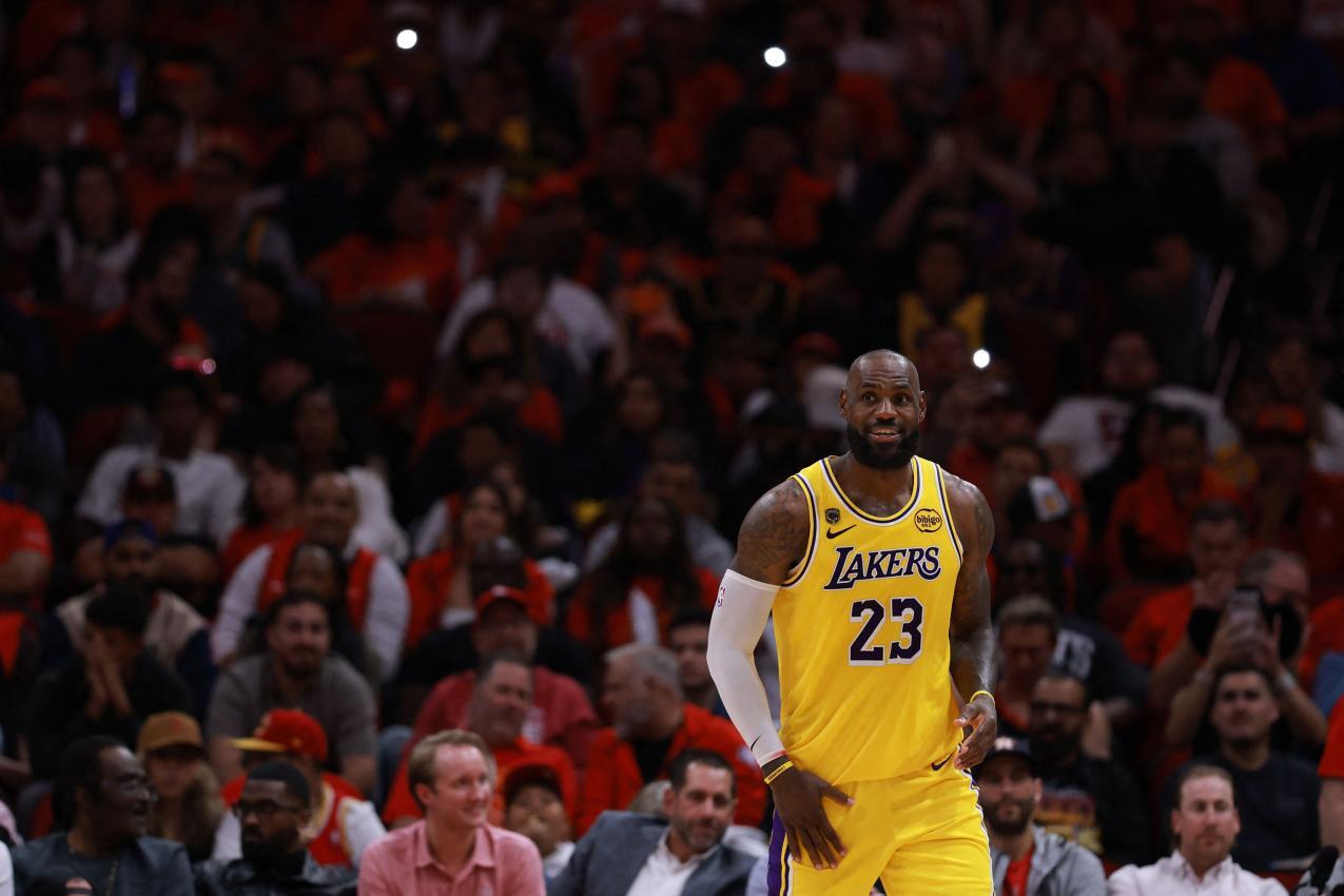 LeBron James & Co. sind eine Runde weiter. © APA / KENNETH RICHMOND