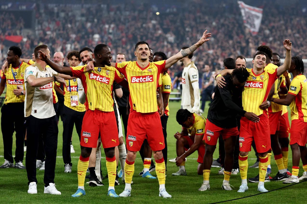 Lens feierte seinen ersten Sieg im französischen Cup. © APA/afp / FRANCK FIFE
