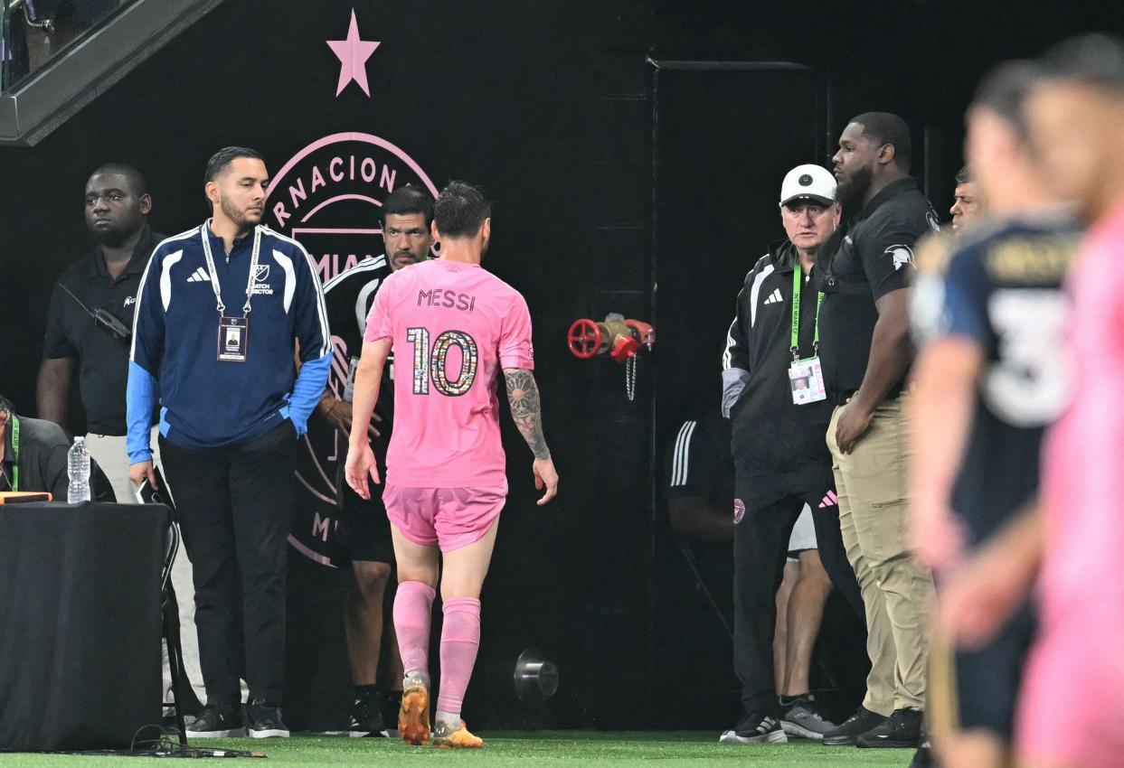 Lionel Messi musste ausgewechselt werden. © APA/afp / CHANDAN KHANNA