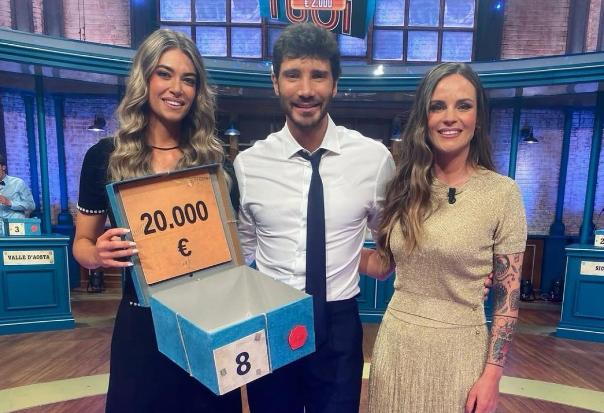 Magdalena Wierer (links), Moderator Stefano De Martino und Caroline Wierer.