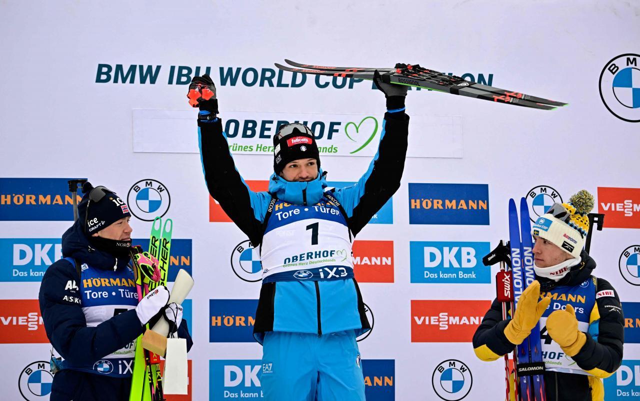 Martin Uldal (links) strahlte schon mehrmals vom Weltcuppodest: Hier mit Tommaso Giacomel (Mitte) und Sebastian Samuelsson. © APA/afp / TOBIAS SCHWARZ