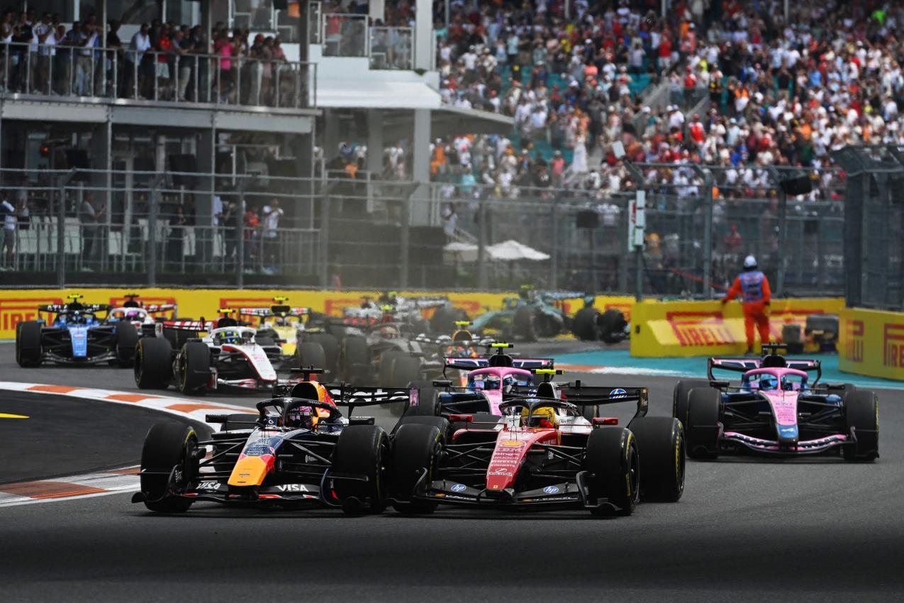 Max Verstappen schob sich früh an Lewis Hamilton vorbei. © APA / RUDY CAREZZEVOLI