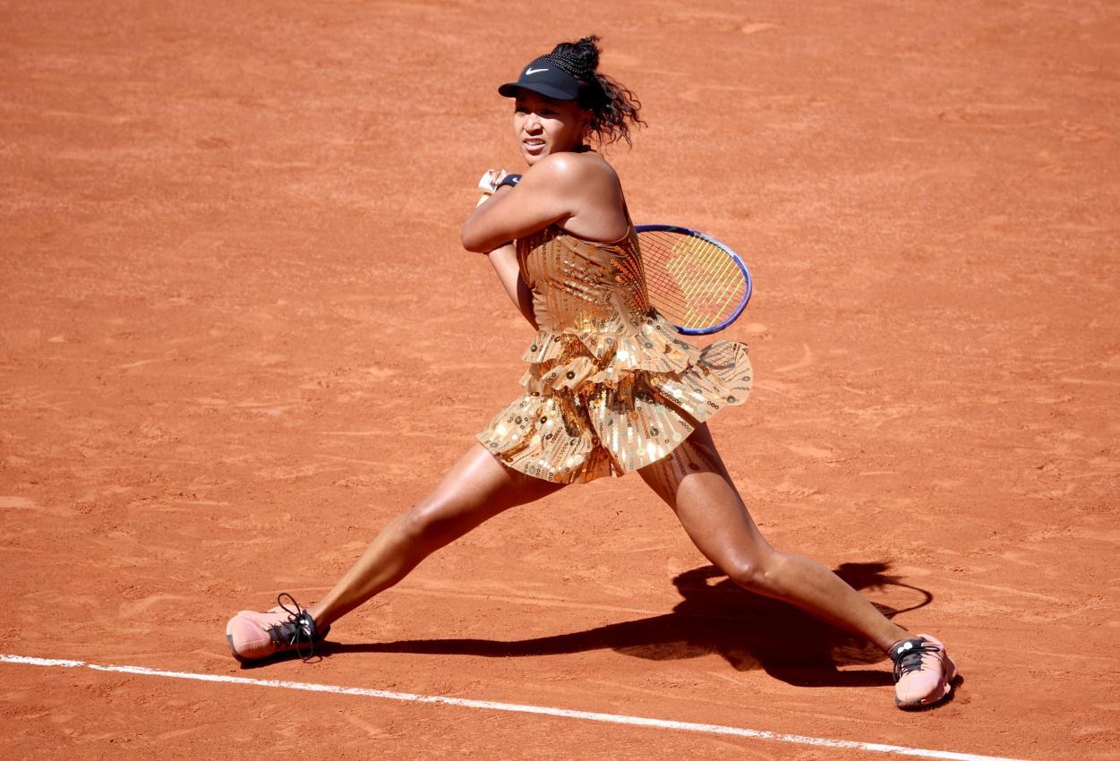 Naomi Osaka verglich ihr Glitzer-Outfit mit dem Eiffelturm. © ANSA / CHRISTOPHE PETIT TESSON