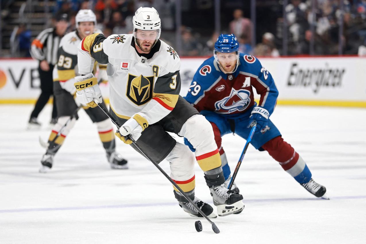 Nathan MacKinnon (hinten) verlor mit Colorado gegen Vegas. © APA / SEAN M. HAFFEY