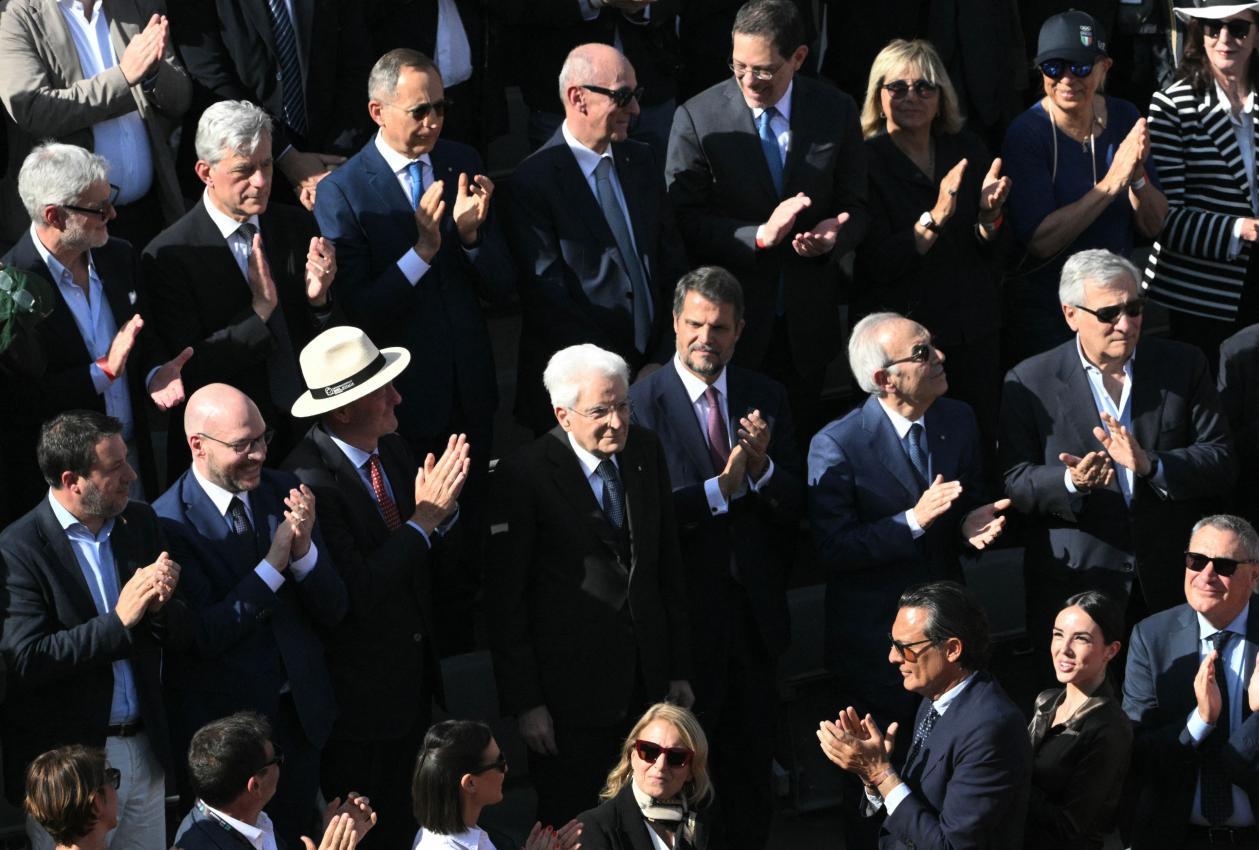 Präsident Mattarella (Mitte) wird vom Centrale in Rom begrüßt. © APA/afp / TIZIANA FABI