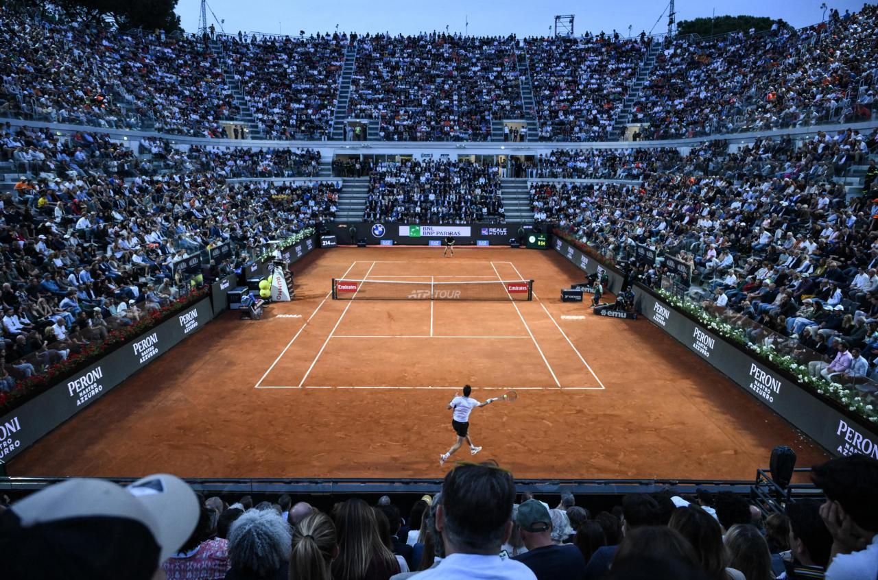 Rappelvoll: Der Center Court beim Sinner-Auftakt. © ANSA / ALESSANDRO DI MEO