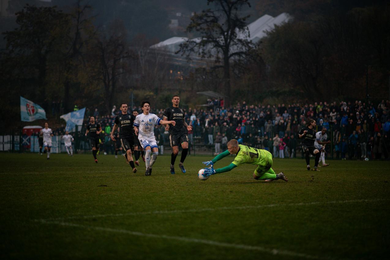 Rok Vadjunec (hier gegen Obermais auf der Lahn) hat zahlreiche Angebote – auch vom FCS – vorliegen. © P. Schwienbacher