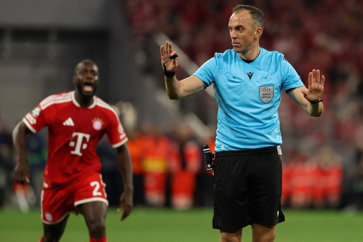 Schiri João Pinheiro war dem Champions-League-Halbfinale nicht gewachsen. © APA/afp / ODD ANDERSEN