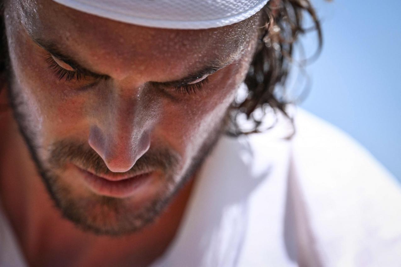 Stefanos Tsitsipas' Karriere ist ins Stocken geraten. © APA/afp / KIRILL KUDRYAVTSEV