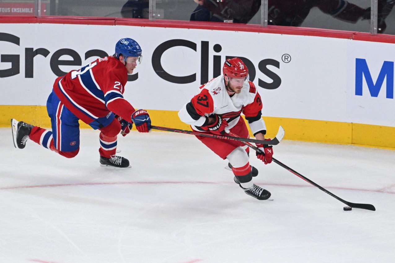 Svechnikov verfolgt von Canadiens-Crack Kaiden Guhle. © APA / MINAS PANAGIOTAKIS