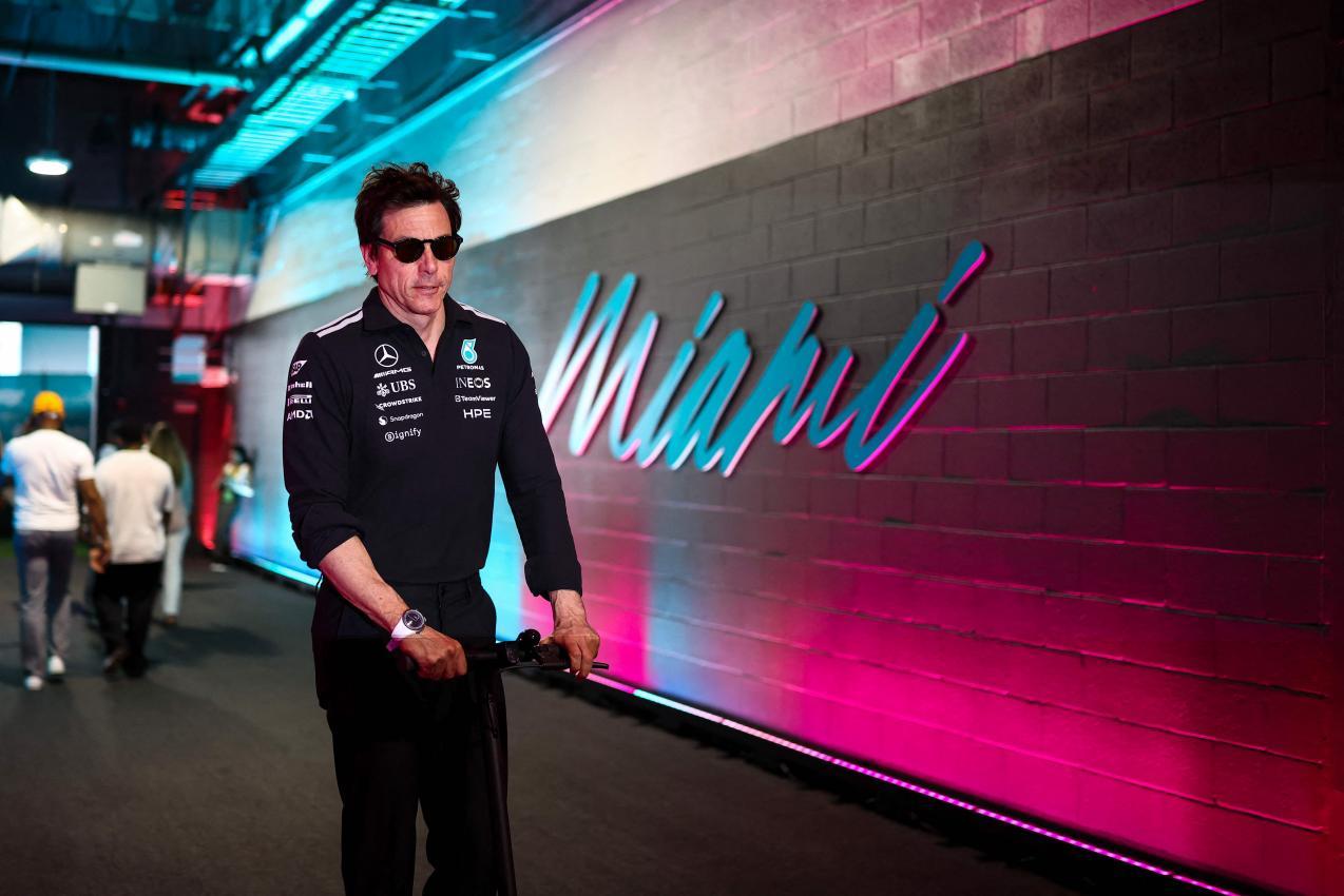 Toto Wolff ist zufrieden mit seinem Teenager im Cockpit. © APA/afp / CHARLY TRIBALLEAU