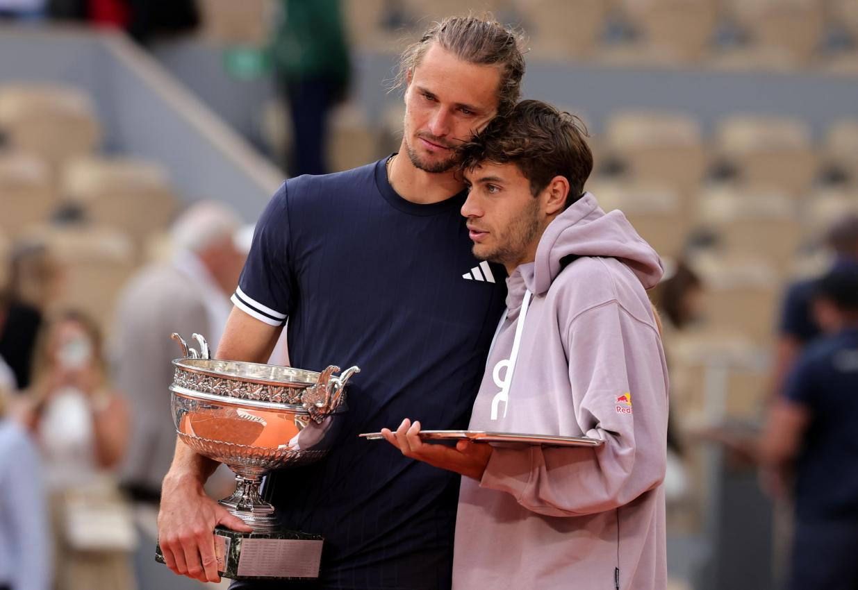 Alexander Zverev mit dem geschlagenen Paris-Finalisten Flavio Cobolli. © ANSA / TERESA SUAREZ