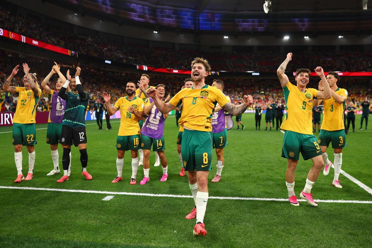 Australiens Spieler feierten den Triumph mit ihren Fans. © APA / DEAN MOUHTAROPOULOS