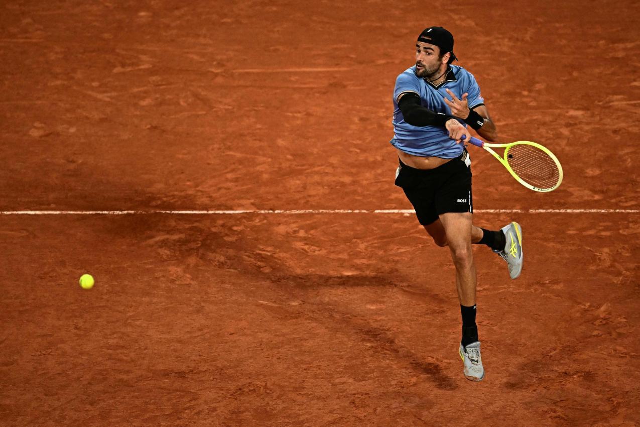 Berrettini musste im zweiten Satz aufgeben. © APA/afp / JULIEN DE ROSA