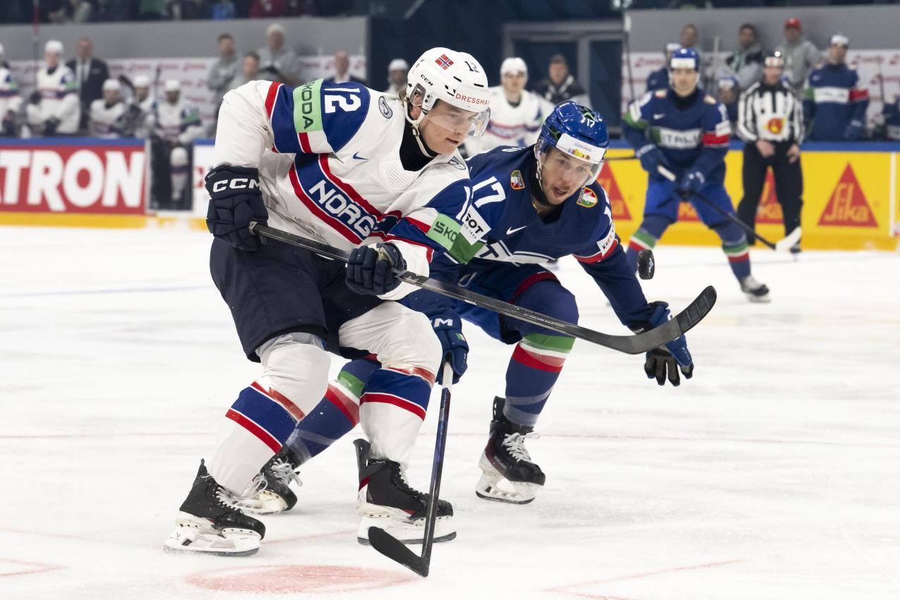 Carmine Buono (r.) bestritt im Mai mit Italien seine erste Eishockey-WM. © ANSA / ANTHONY ANEX