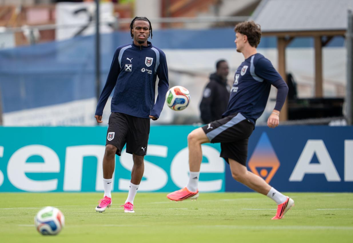 Carney Chukwuemeka (links) und Paul Wanner (rechts) im Training. © APA / GEORG HOCHMUTH