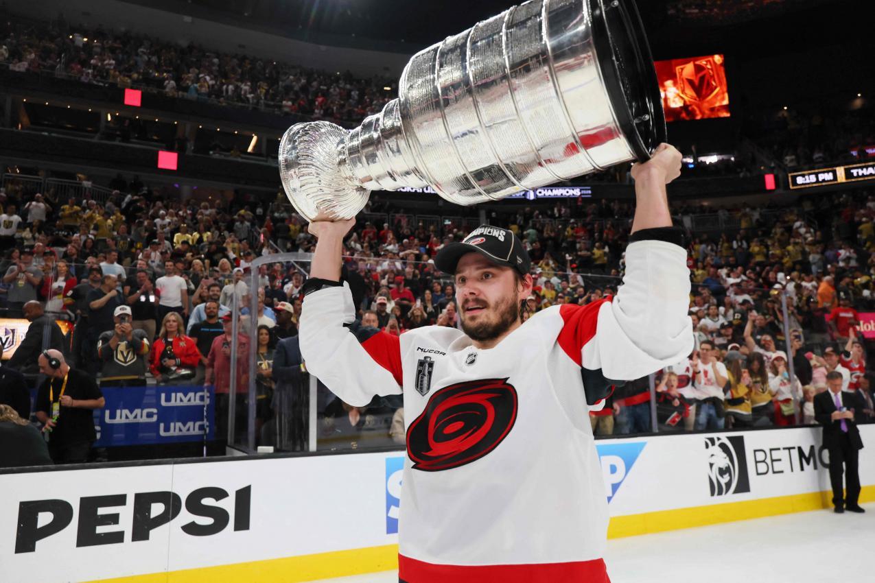 Da ist das Ding: Sebastian Aho stemmt den Cup in die Höhe. © APA / BRUCE BENNETT