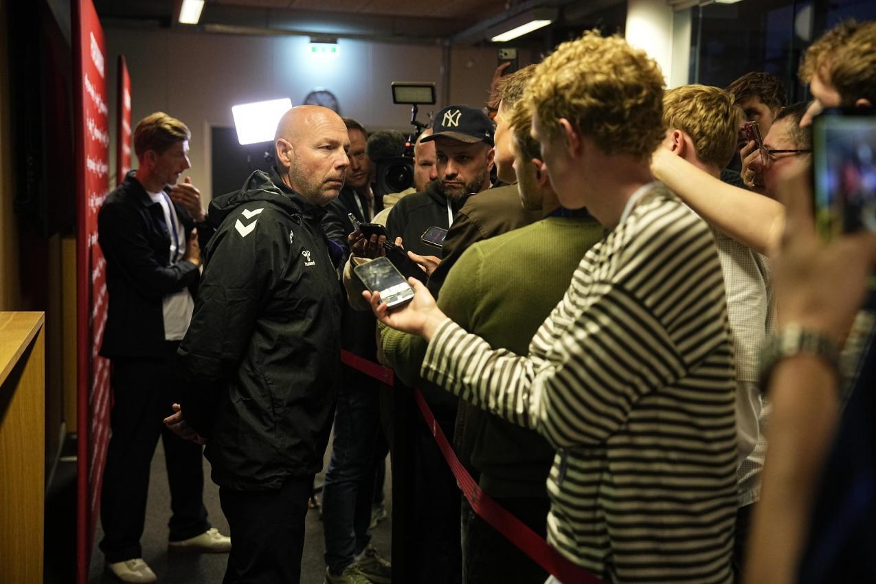 Dänemarks Nationalcoach Brian Riemer beim Verlassen des Stadions. © ANSA / Bo Amstrup