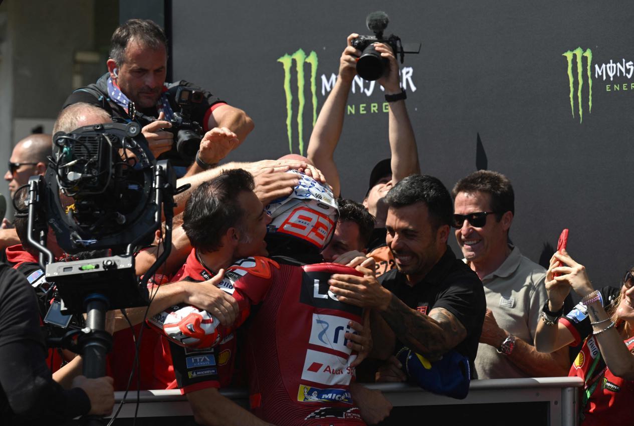 Das Ducati-Team  feierte den spanischen Star. © APA/afp / MICHAL CIZEK