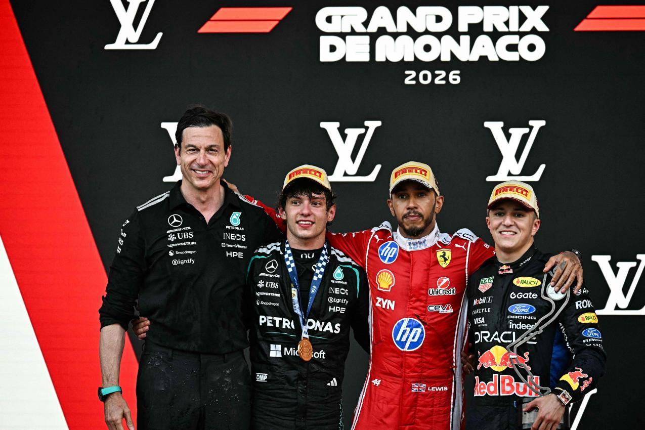 Das Podium mit Toto Wolff, Kimi Antonelli, Lewis Hamilton und Isack Hadjar. © APA/afp / GABRIEL BOUYS