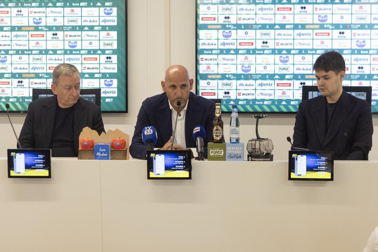 Davide Possanzini (Bildmitte) am Rednerpult  mit Vizepräsident Carlo Costa (links) und Sportdirektor Matteo Lovisa.