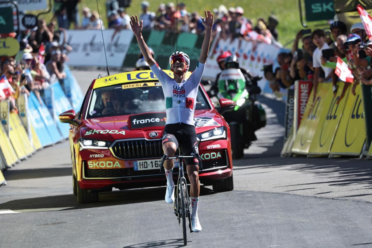 Der Mexikaner jubelt im Ziel. © APA/afp / ANNE-CHRISTINE POUJOULAT
