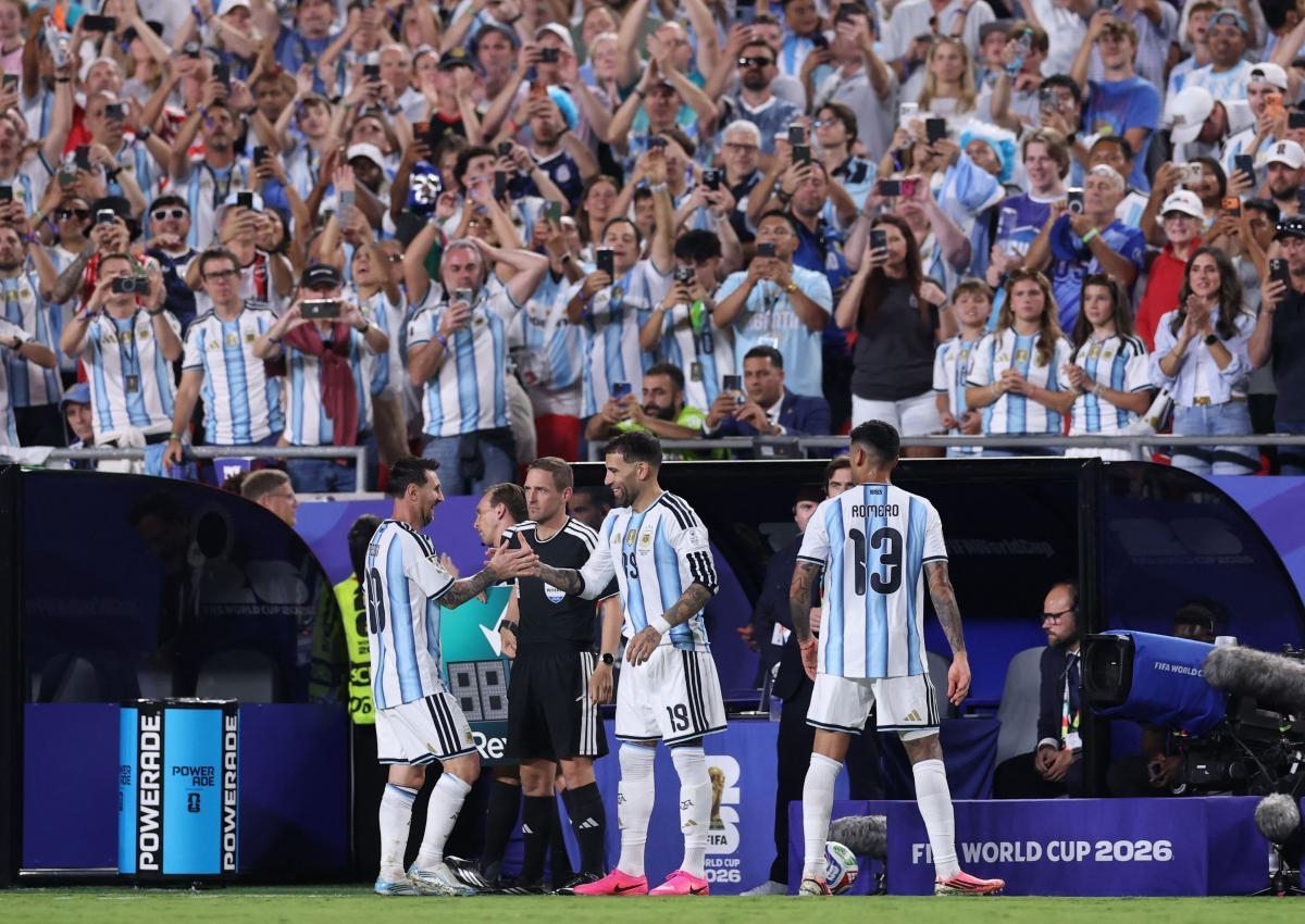 Die argentinischen Fans jubeln. © APA / MICHAEL STEELE