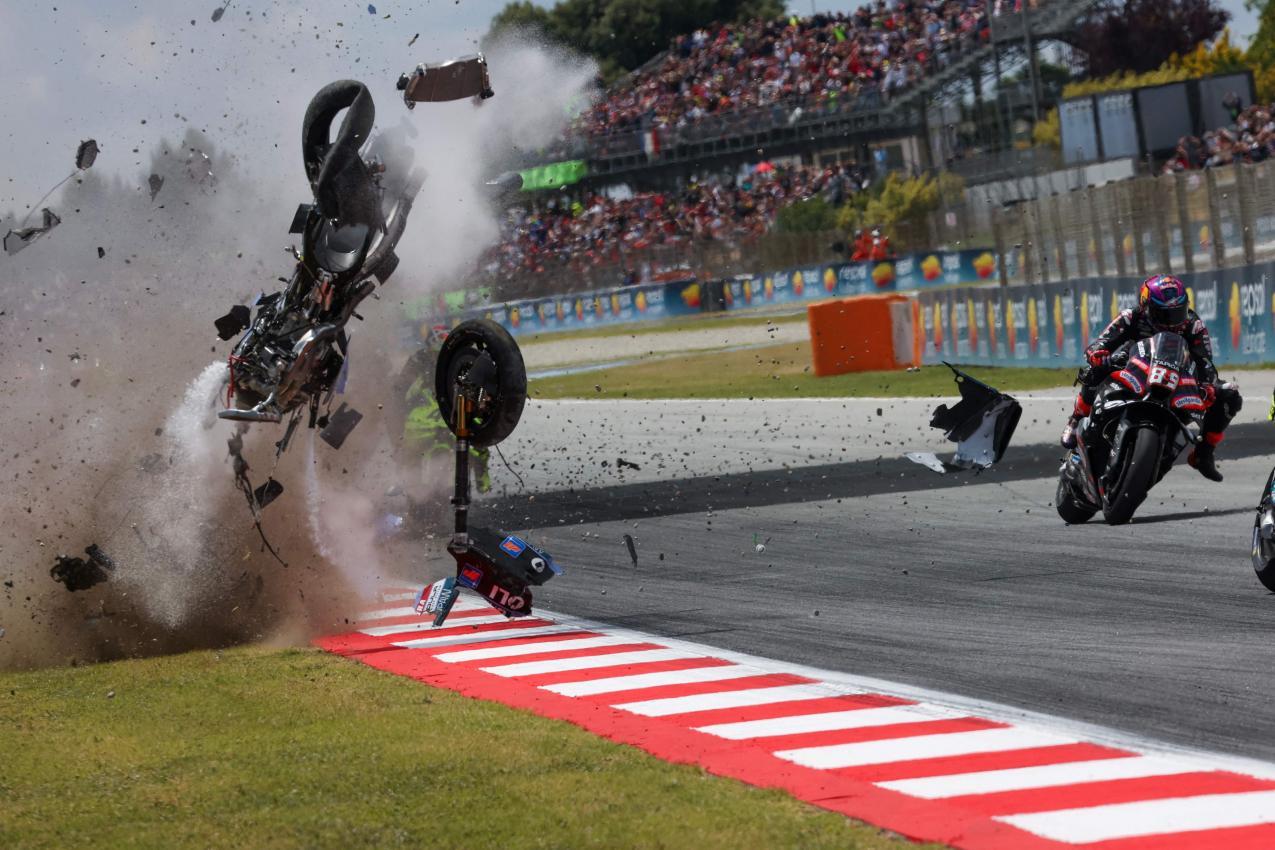 Die Bilder des Sturzes von Alex Marquez sorgten für großen Schrecken. © APA/afp / DANIEL BALLARIN