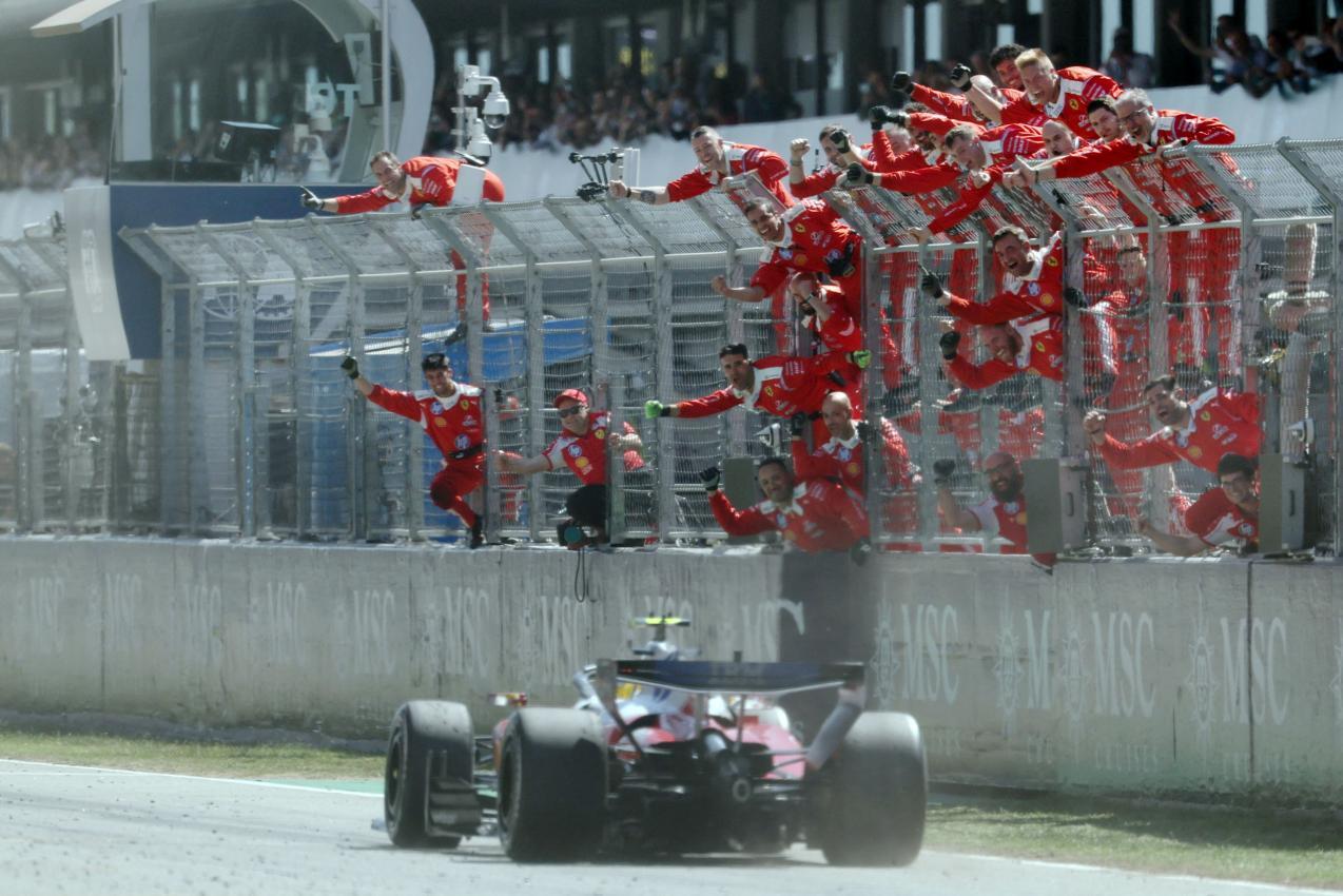 Die Ferrari-Box jubelt mit ihrem Piloten. © APA/afp / LLUIS GENE