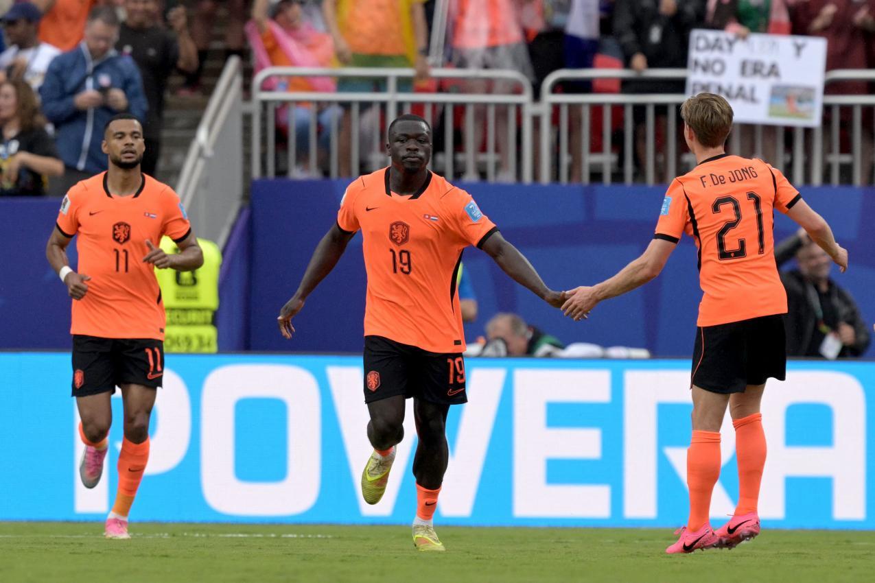 Die Niederlande rechnet sich Außenseiterchancen aus. © APA/afp / JUAN MABROMATA