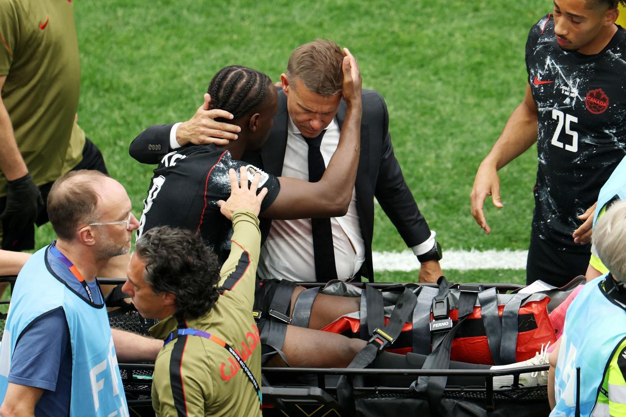 Die schwere Verletzung von Ismael Koné überschatte den ersten WM-Sieg für Kanada. © APA / EMILEE CHINN