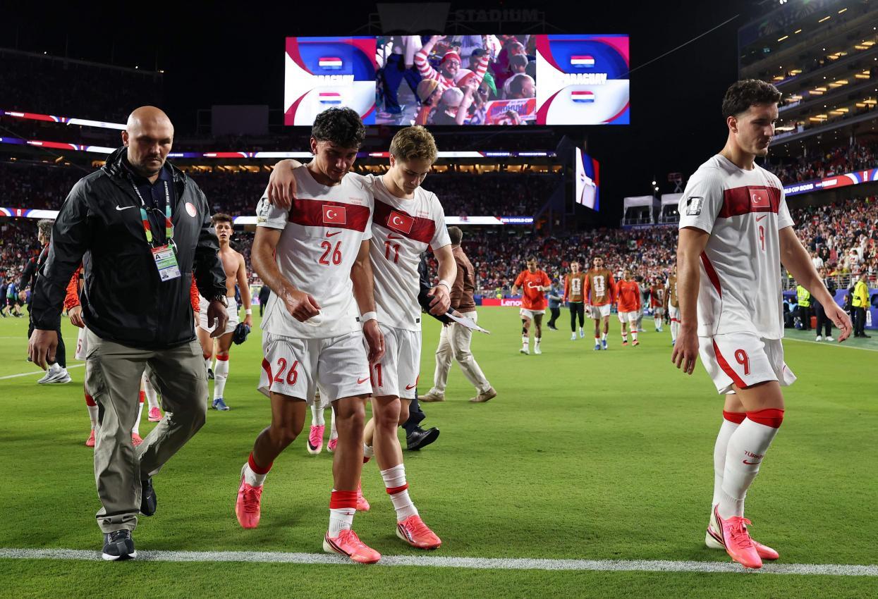 Die türkischen Spieler verlassen nach der Niederlage gegen Paraguay schwer geschlagen das Feld. © APA / RICHARD HEATHCOTE