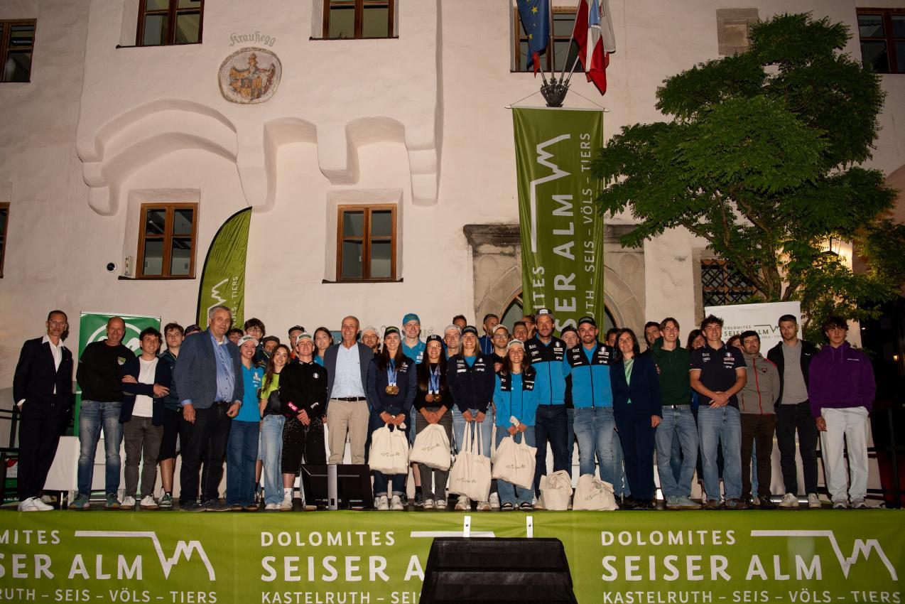 Die zahlreichen erfolgreichen Sportler und Sportlerinnen wurden auf einer Bühne geehrt. © Seiser Alm Marketing/ Martina Jaider