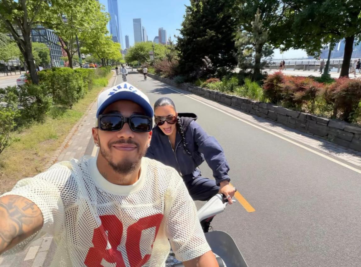 Dieses Foto mit Lewis Hamilton teilte Kim Kardashian vor Kurzem in den sozialen Medien. © Soziale Medien