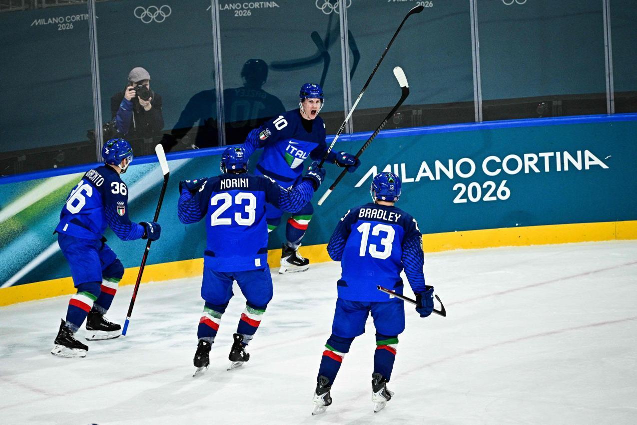 Dustin Gazley (Mitte) bestritt mit 37 Jahren seine ersten Olympischen Spiele – und traf prompt ins Schwarze. © APA/afp / JULIEN DE ROSA
