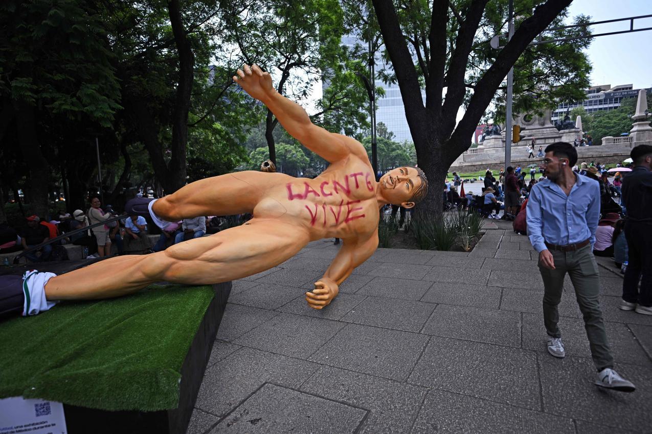 Eine große Statue wurde niedergerissen. © APA/afp / CARL DE SOUZA