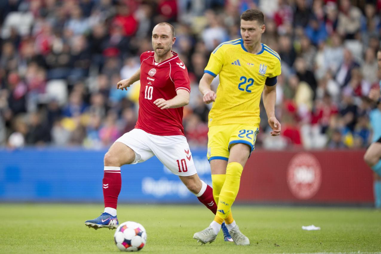 Eriksen (links) brach im Testspiel gegen die Ukraine zusammen. © ANSA / Bo Amstrup