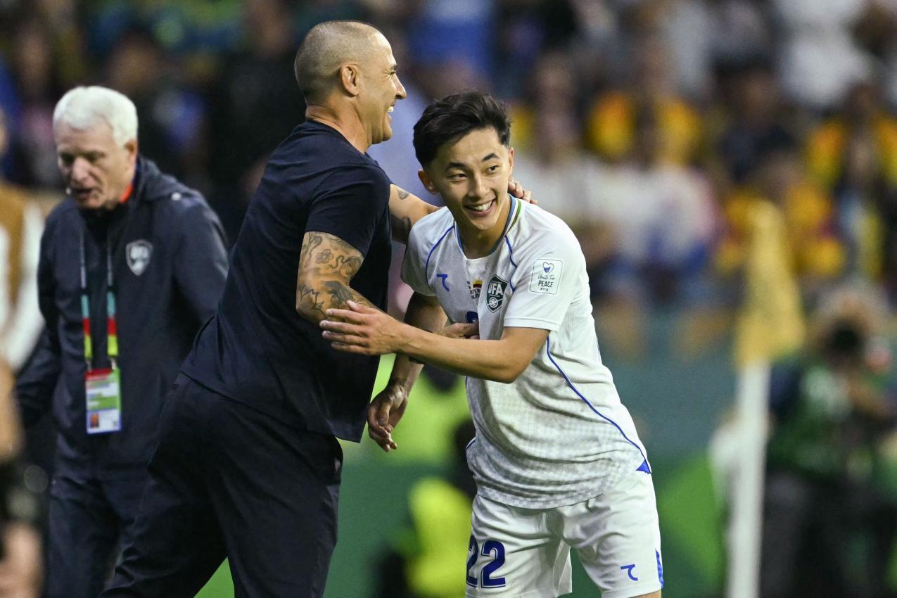 Fabio Cannavaro (links), Trainer von Usbekistan. © APA/afp / YURI CORTEZ