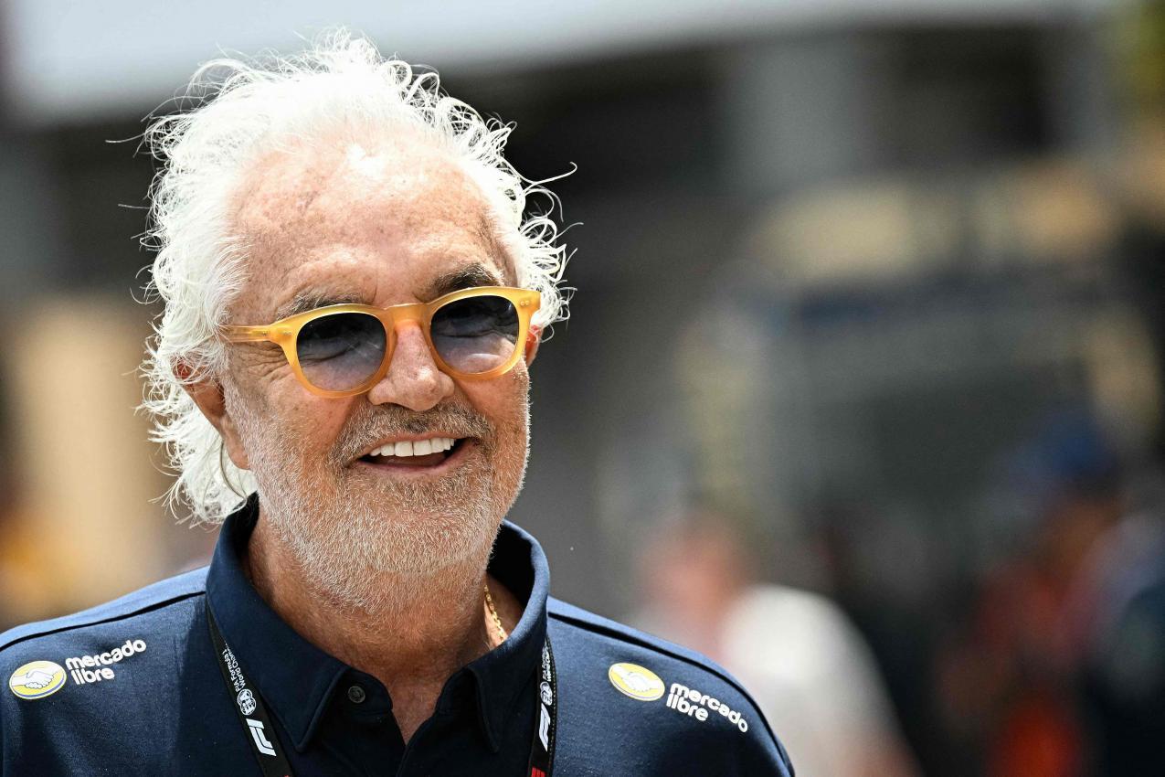 Flavio Briatore ist nach wie vor ein dicker Macher in der Formel 1. © APA/afp / GABRIEL BOUYS