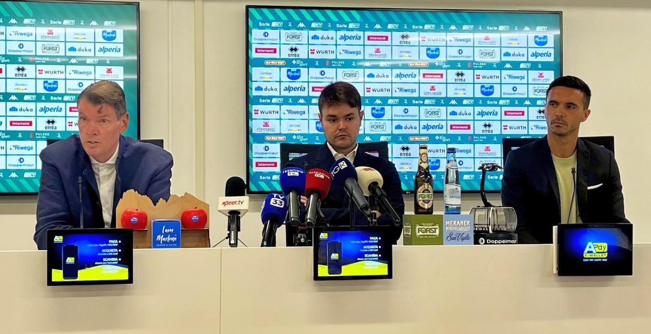 Gerhard Comper, Matteo Lovisa und Hannes Fink bei der Pressekonferenz.