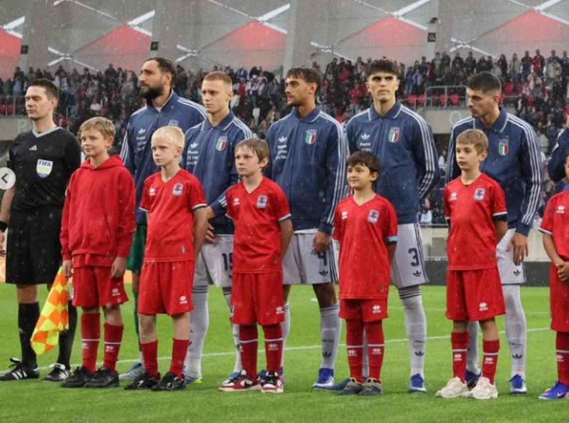 Gianluigi Donnarumma (links) führte Italiens Debütanten aufs Feld. © azzurri