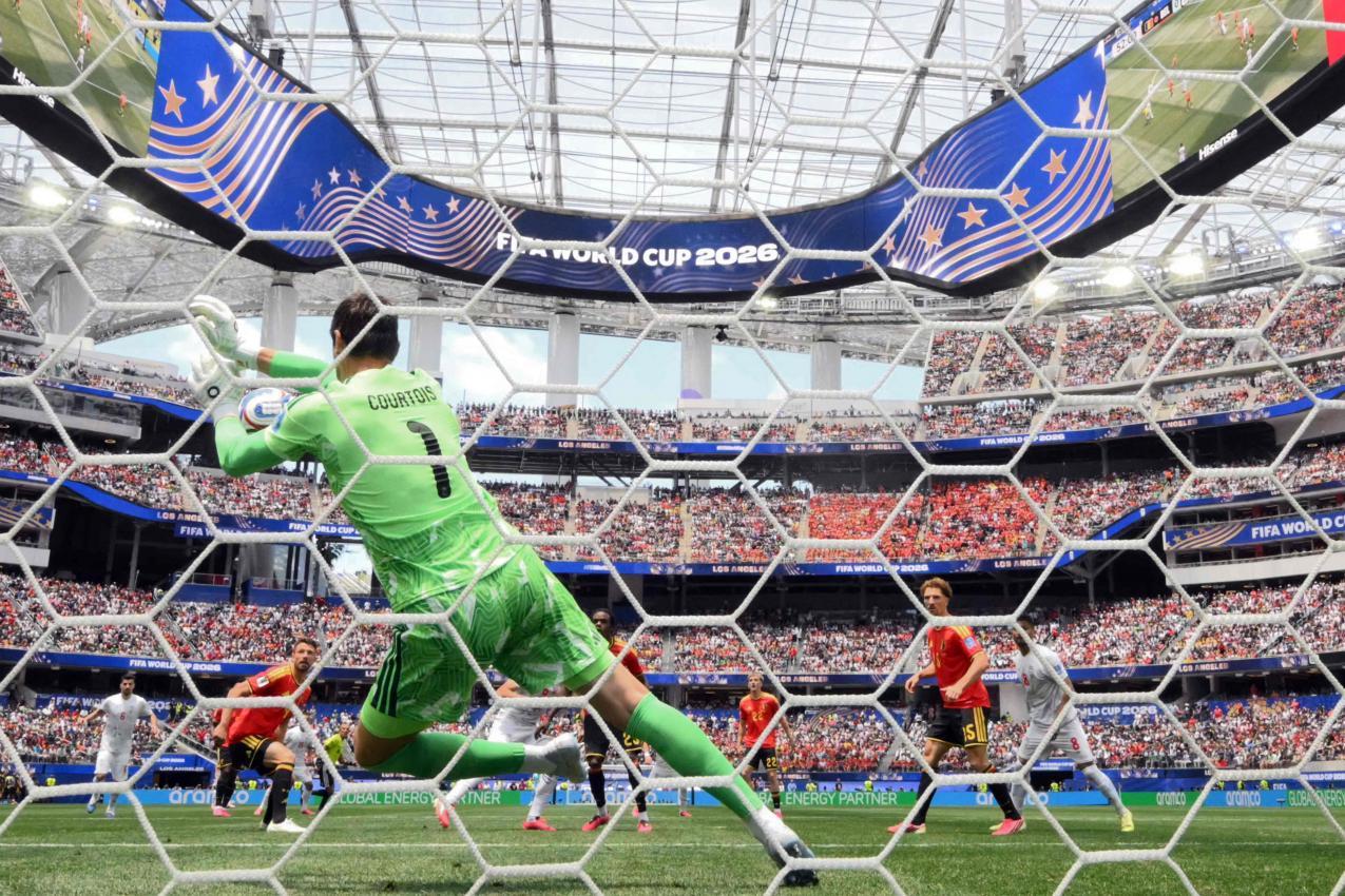 Goalie Thibault Courtois bewahrte Belgien ein ums andere Mal vor einem Rückstand. © APA/afp / PATRICK T. FALLON