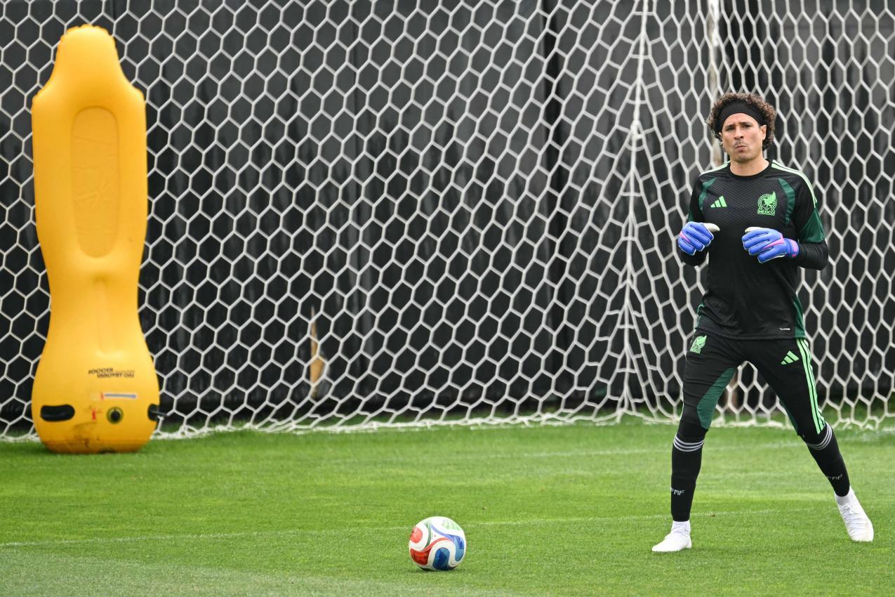 Guillermo Ochoa trainiert für einen möglichen letzten WM-Einsatz. © APA/afp / YURI CORTEZ