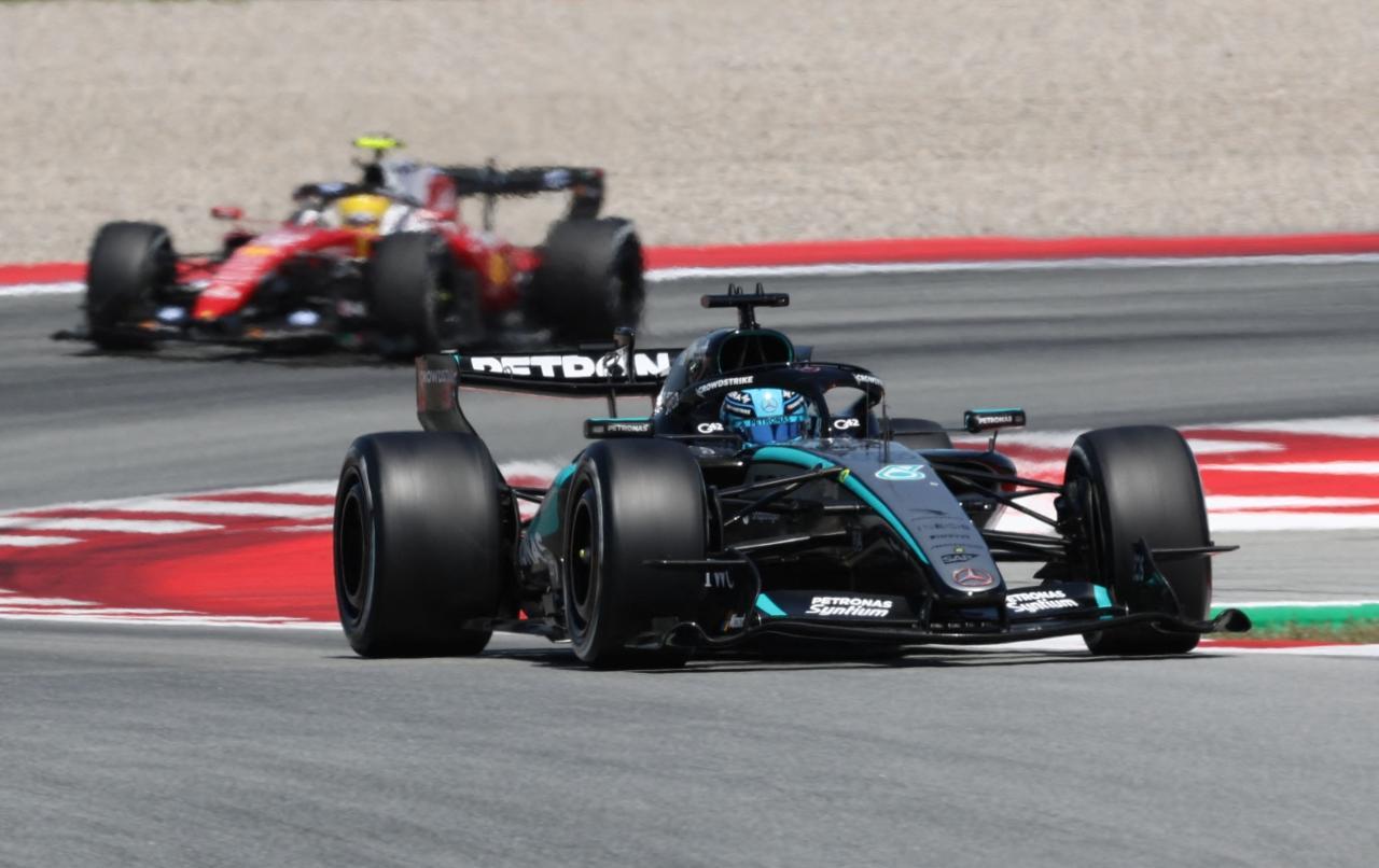 Hamilton jagte Russell. © APA/afp / JOSEP LAGO
