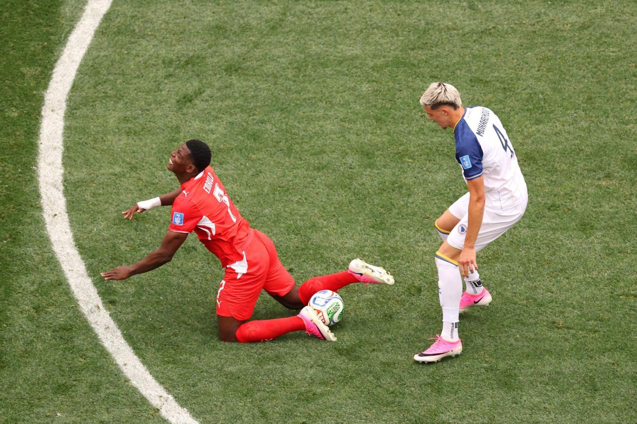 In dieser Szene bringt Tarik Muharemovic Breel Embolo zu Fall. Es folgte der Ausschluss. © APA / RICHARD HEATHCOTE