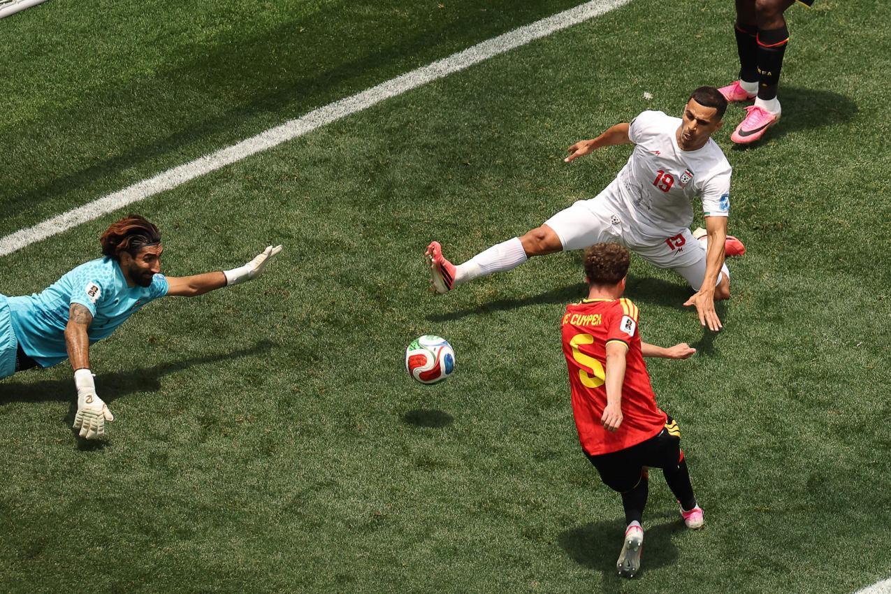 In dieser Szene packt Irans Torwart Alireza Beiranvand (links) eine Monster-Parade aus. © APA/afp / ETIENNE LAURENT